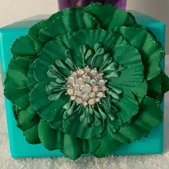 🪴TIEKS GREEN FLOWER AND BAG AND MASK🪴 - Picture 4 of 12